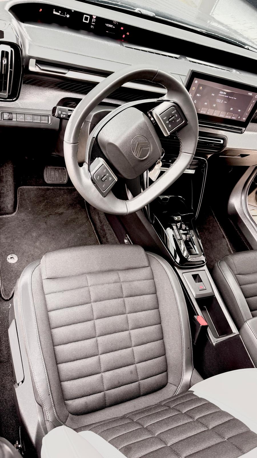 Intérieur de véhicule après nettoyage, sièges et tapis traités