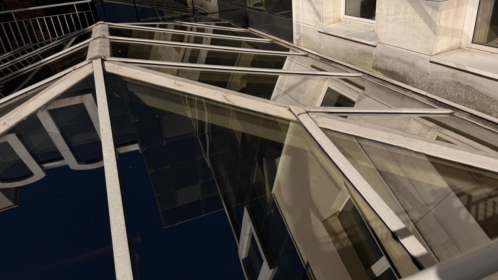 Verrière d'immeuble encrassée, détail des vitrages avant nettoyage