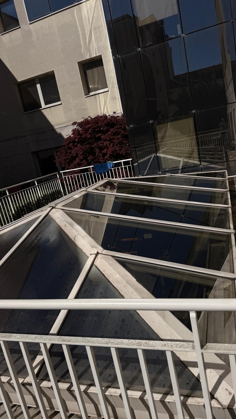 Verrière d'immeuble en cour intérieure avant nettoyage de vitrerie